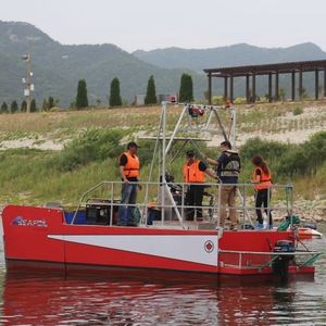 barge de récupération des déchets