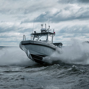bateau de surveillance
