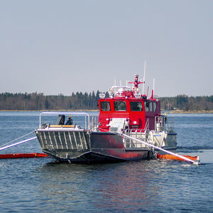 bateau de récupération des hydrocarbures 1