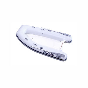 bateau pneumatique hors-bord