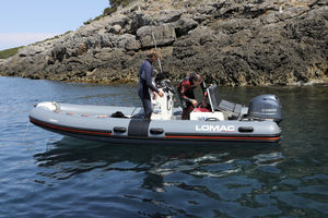 bateau pneumatique hors-bord