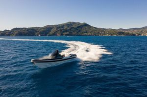 bateau pneumatique in-bord