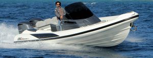 bateau pneumatique hors-bord