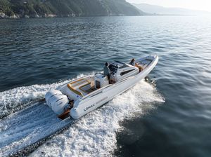 bateau pneumatique hors-bord
