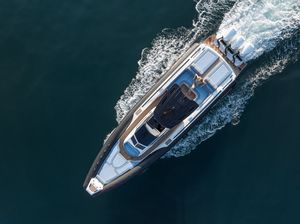 bateau pneumatique hors-bord