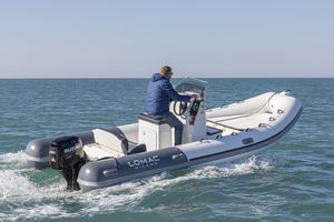 bateau pneumatique hors-bord