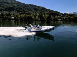 bateau pneumatique hors-bord