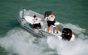 bateau pneumatique hors-bord 1