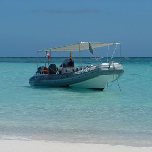 bateau pneumatique hors-bord