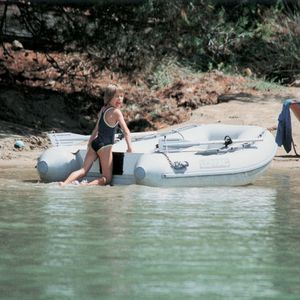 bateau pneumatique hors-bord