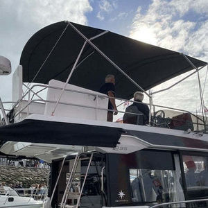 Bimini top pour motor-yacht 1