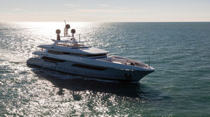 mega-yacht de croisière / avec timonerie / en acier / 5 cabines