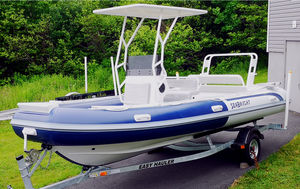 bateau pneumatique hors-bord