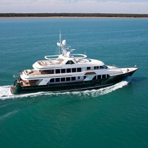 super-yacht de croisière / raised pilothouse / à déplacement / sur mesure