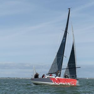 voilier de course-croisière / cockpit ouvert / 6 cabines / à double safran