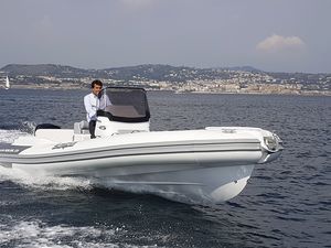 bateau pneumatique hors-bord