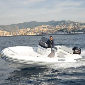 bateau pneumatique hors-bord