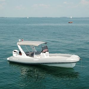 bateau pneumatique hors-bord