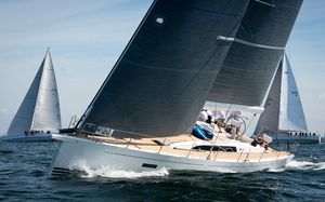 sailing-yacht de course-croisière / 3 cabines / bout-dehors / double barre à roue