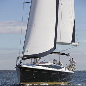voilier de croisière / cockpit central / 2 cabines / bout-dehors