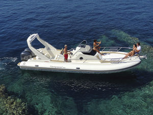 bateau pneumatique hors-bord