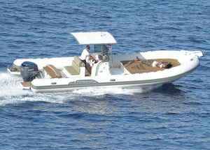 bateau pneumatique hors-bord