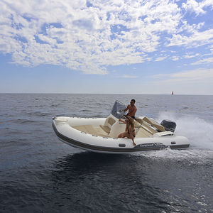 bateau pneumatique hors-bord