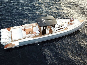 bateau pneumatique hors-bord