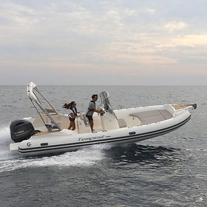 bateau pneumatique hors-bord