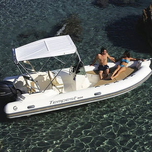 bateau pneumatique hors-bord