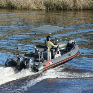 bateau pneumatique hors-bord