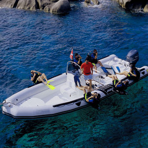 bateau pneumatique hors-bord / bimoteur / RIB / à console centrale