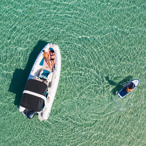 bateau pneumatique hors-bord