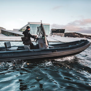 bateau pneumatique hors-bord