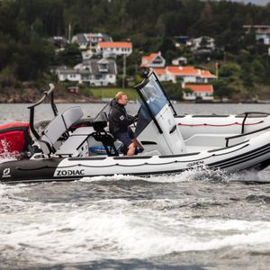 bateau pneumatique hors-bord