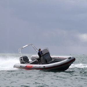bateau pneumatique hors-bord / bimoteur / RIB / à console centrale