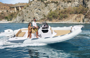 bateau pneumatique hors-bord 1