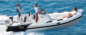 bateau pneumatique hors-bord