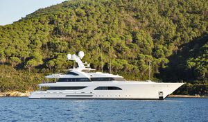 mega-yacht traditionnel