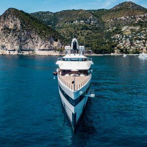mega-yacht de croisière / avec timonerie / à fly / avec héliport