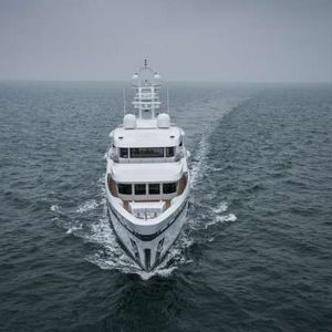 mega-yacht de croisière / explorer / avec timonerie / avec héliport