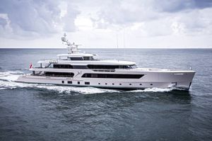 mega-yacht de croisière / raised pilothouse / sur mesure