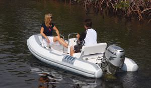 bateau pneumatique hors-bord