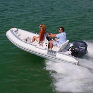bateau pneumatique hors-bord 1
