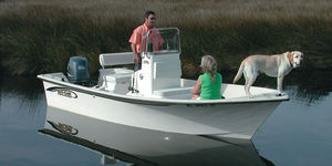 bay boat hors-bord / à console centrale / de pêche sportive / skiff