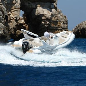 bateau pneumatique hors-bord