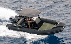 bateau pneumatique hors-bord