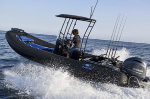 bateau pneumatique hors-bord