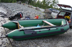 bateau pneumatique hors-bord