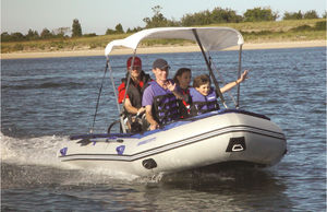 bateau pneumatique hors-bord
